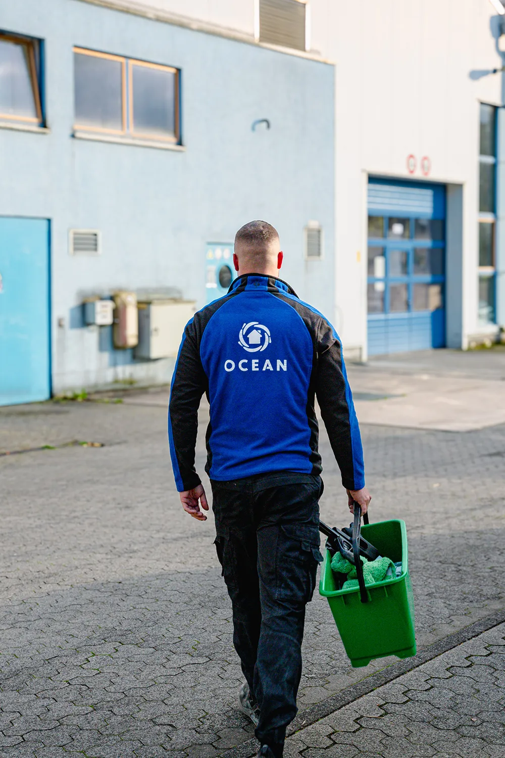 Mitarbeiter von Ocean Mitarbeiter von Ocean läuft zu einem Gebäude
